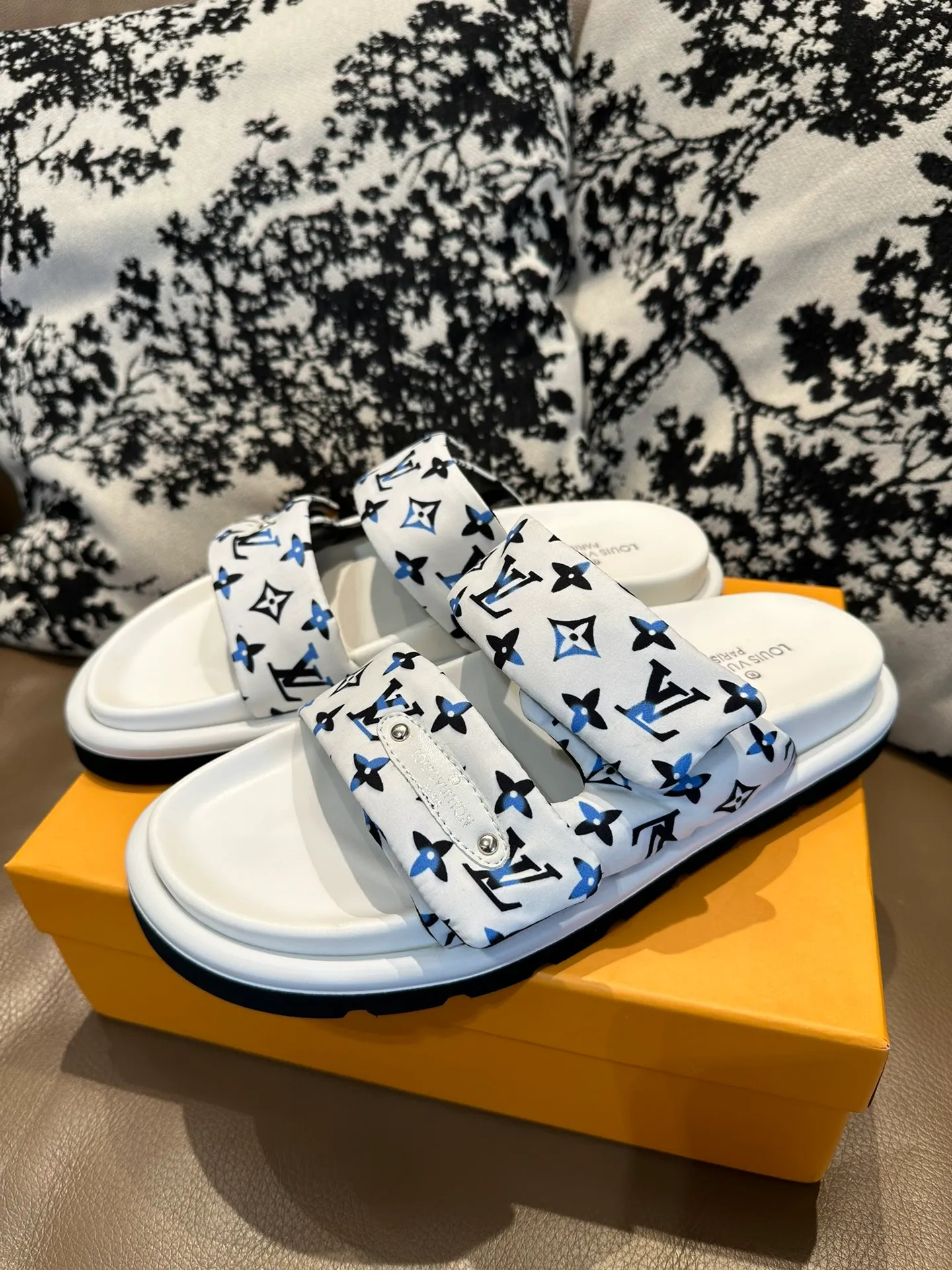 Men's shoes 💰360💰 LV. Slippers 🩴High silk fabric original PU water table rubber outsole, size 35-46